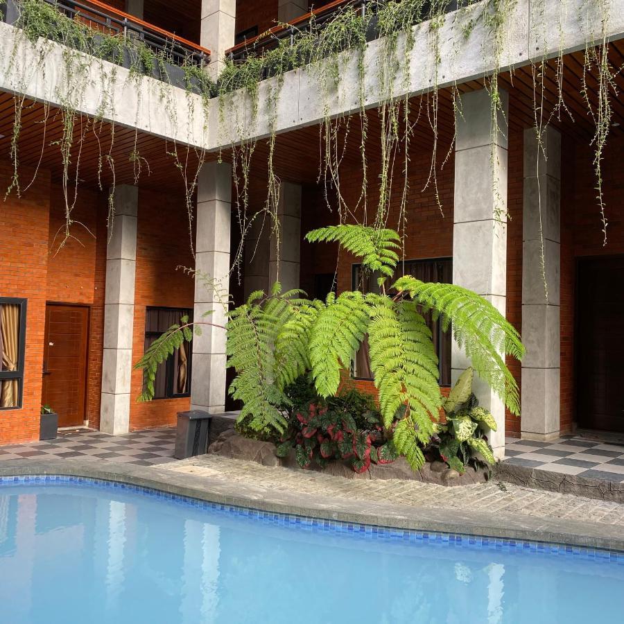 Pariban Hotel Berastagi Exteriör bild